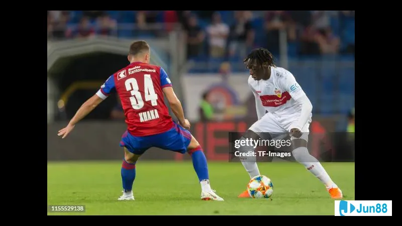 Cầu thủ Basel đang dẫn bóng trước sự áp sát của hậu vệ Stuttgart